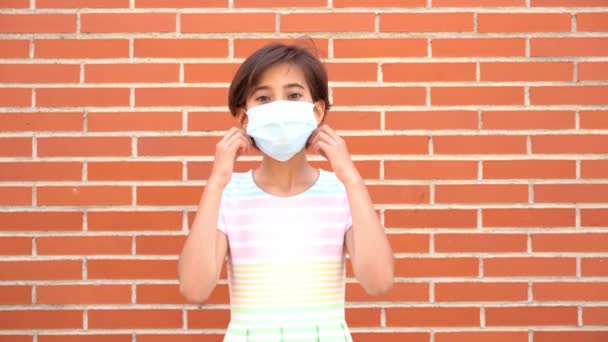 小さな女の子は、流行病の終わり、 covid-19マスクを削除します。白人。. — ストック動画