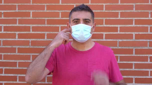 Middle-aged man removing covid-19 mask, end of pandemic. Caucasian person. — Stockvideo