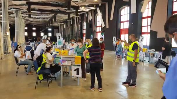 Granada, ANDALUSIA, SPAGNA. 30 GIUGNO 2021. Vaccinazione di massa contro Covid-19 delle persone nel FERMASA — Video Stock