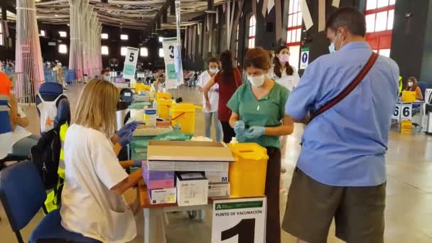 Granada, Andalusia, İspanya 'ya. 30 Haziran 2021 'de. FERMASA 'daki insanların Covid-19' a karşı toplu aşı — Stok video