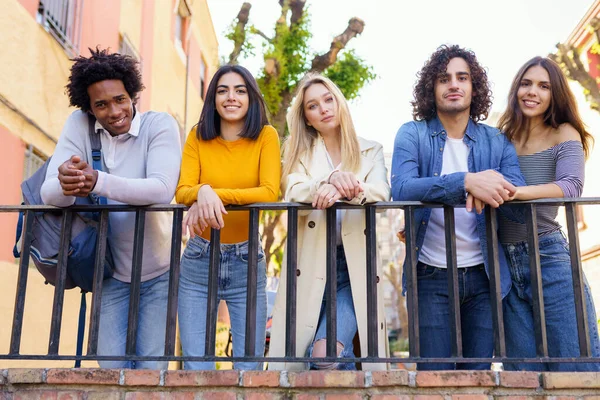 Groupe multiracial de jeunes parlant ensemble dans la rue. — Photo