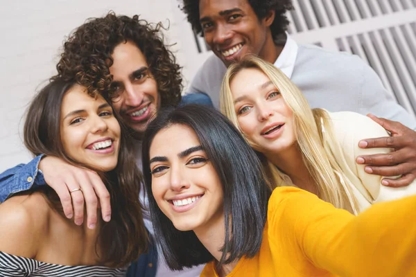 Groupe multi-ethnique d'amis prenant un selfie ensemble tout en s'amusant à l'extérieur. — Photo