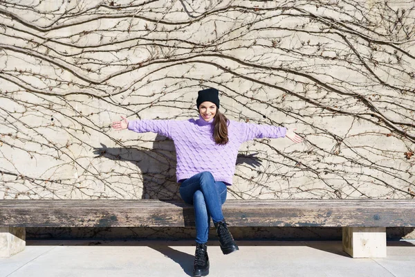 Feliz joven sonriendo con los brazos abiertos al aire libre. — Foto de Stock