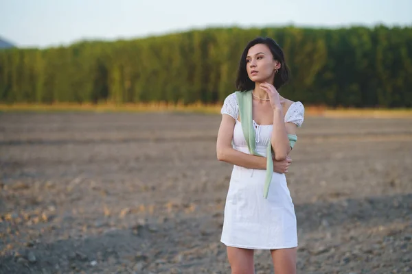 Mujer asiática, caminando por el campo, vistiendo un vestido blanco. — Foto de Stock