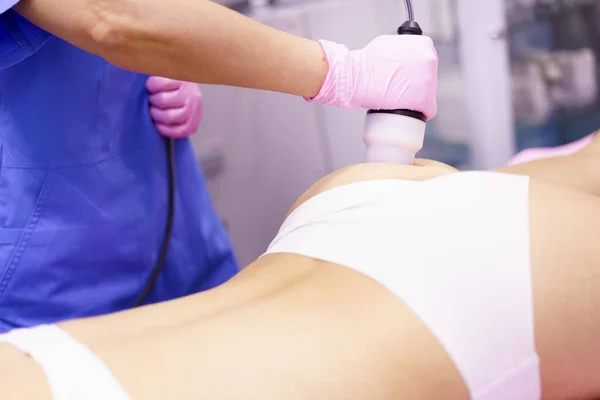 Woman receiving anti-cellulite treatment with radiofrequency machine in a beauty center. — Stock Photo, Image