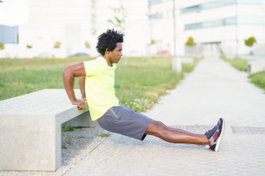 Zenci adam triseps dalış egzersizi yapıyor..