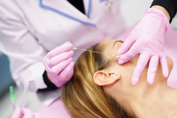 Doctor injecting PDO suture treatment threads into the face of a woman. — Stock Photo, Image