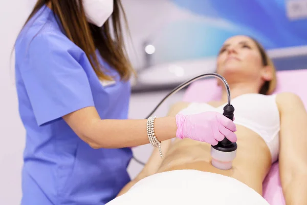 심미 클리닉에서 방사선을 필요로 하는 기계로 항독 물질 치료를 받는 여성. — 스톡 사진