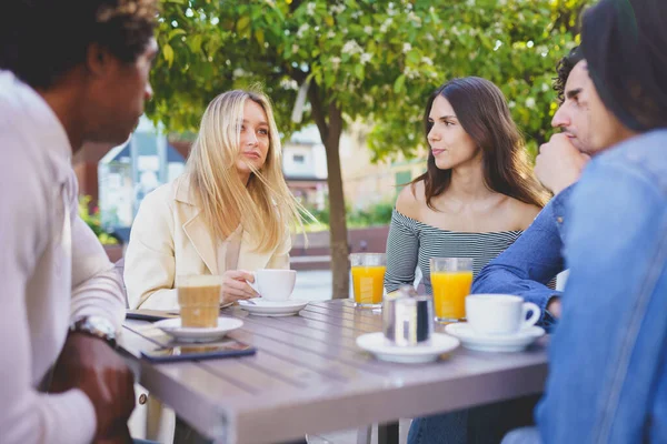 Multi-etnis kelompok teman minum bersama-sama di sebuah bar luar. — Stok Foto