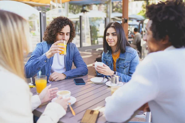 Multi-etnis kelompok teman minum bersama-sama di sebuah bar luar. — Stok Foto