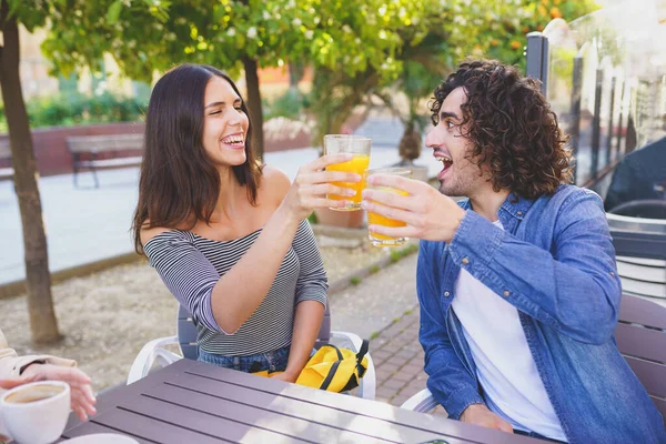 Un par de amigos brindando mientras toman una copa con su grupo multiétnico de amigos — Foto de Stock