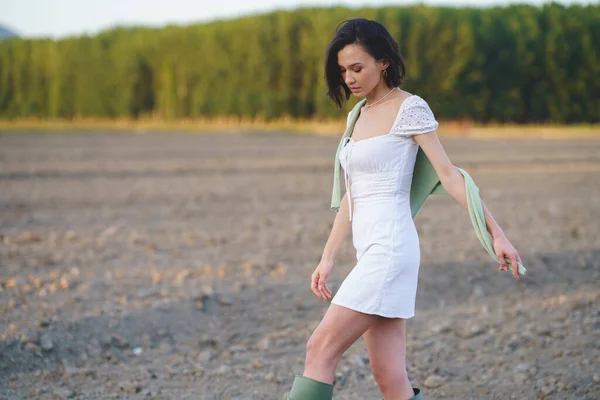 Mujer asiática, caminando por el campo, vistiendo un vestido blanco. — Foto de Stock