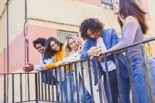 Grupo multirracial de jóvenes conversando en la calle. — Foto de Stock