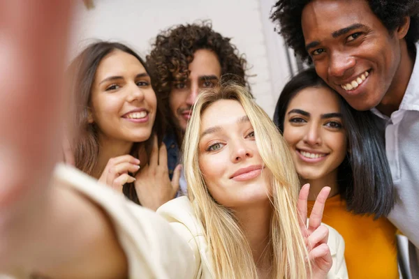 Groupe multi-ethnique d'amis prenant un selfie ensemble tout en s'amusant à l'extérieur. — Photo