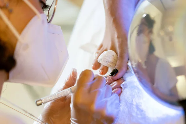 Косметолог дає педикюр, малюючи нігті своїх клієнтів в центрі краси . — стокове фото