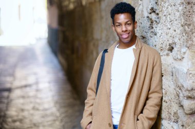 Sokakta duran Kübalı genç adam.