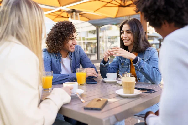 Grupo multiétnico de amigos tomando una copa juntos en un bar al aire libre. —  Fotos de Stock