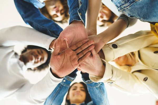 Mãos de um grupo multiétnico de amigos unidos como sinal de apoio e trabalho em equipe. — Fotografia de Stock