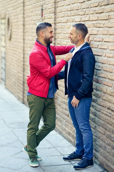 Gay couple in a romantic moment on the street. — Stock Photo, Image