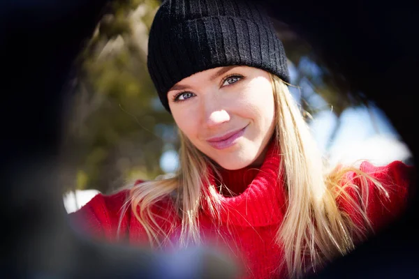 Ung blond kvinna som tar en selfie i en snöig fjällskog på vintern. — Stockfoto
