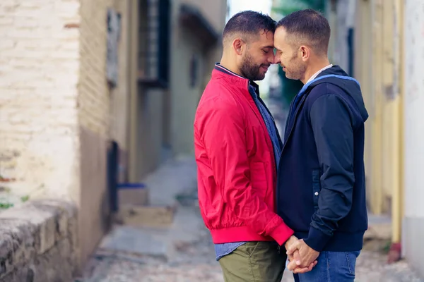 Gay casal no um romântico momento no o rua. — Fotografia de Stock