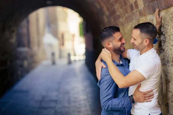 Eşcinsel çift açık havada romantik bir anda sarılıyor. — Stok fotoğraf