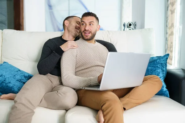 Couple gay consulter leurs plans de voyage avec un ordinateur portable. — Photo