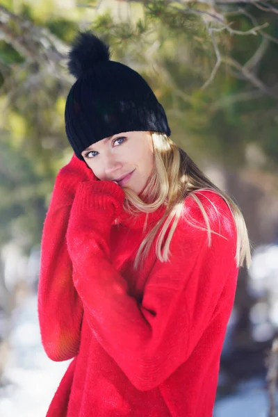 Süße blonde Frau in einem verschneiten Wald in den Bergen im Winter, in der Sierra Nevada, Granada, Spanien. — Stockfoto