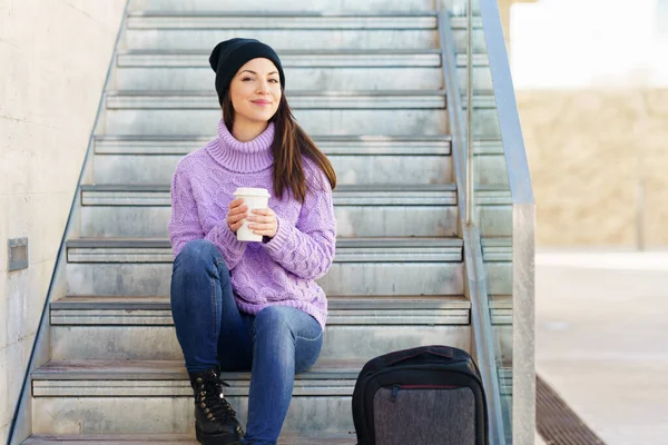 Donna sulla ventina che si prende una pausa caffè seduto su alcuni gradini della strada. — Foto Stock