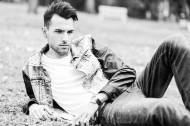 çekici genç yakışıklı adam, kentsel backgro moda model