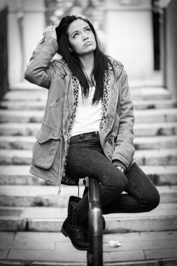 kentsel arka planda yeşil gözlü genç kadın