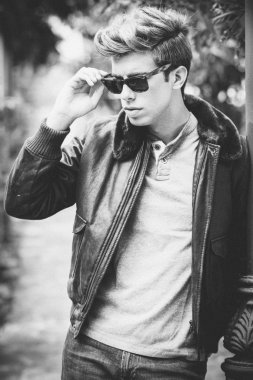 çekici genç yakışıklı adam, kentsel backgro moda model