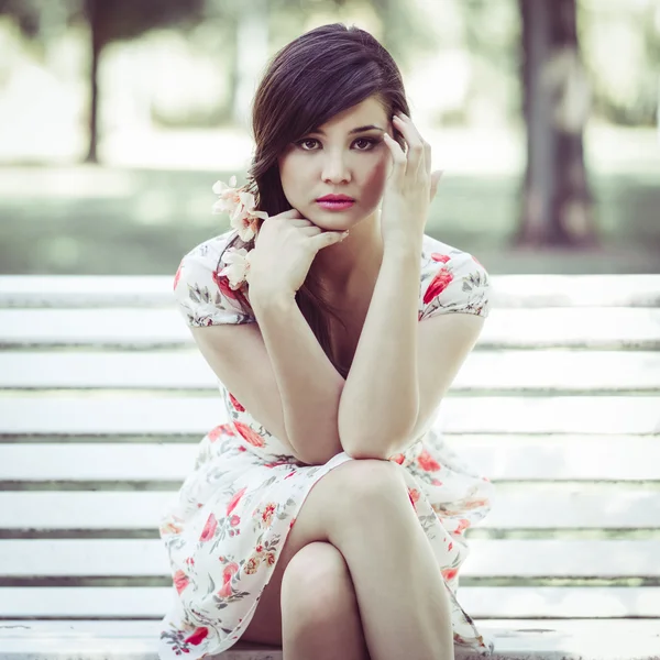 Young beautiful japanese woman with pink and red flowers — Stock Photo, Image