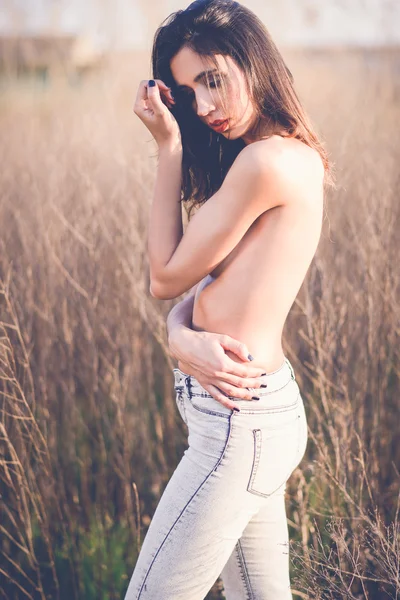 Kot pantolonlu kadın — Stok fotoğraf