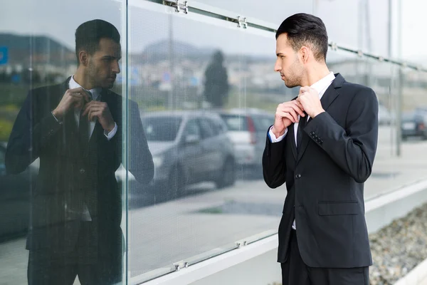 Jeune homme d'affaires près d'un immeuble de bureaux — Photo