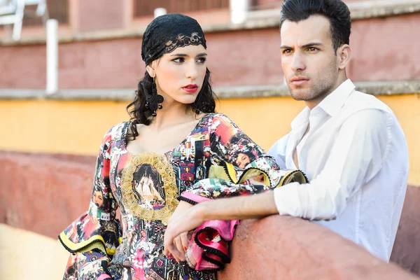 Couple, models of fashion, in a bullring — Stock Photo, Image