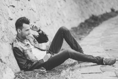 çekici genç yakışıklı adam, kentsel backgro moda model