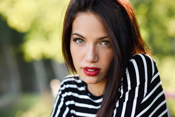 Young woman with green eyes wearing young clothing — Stock Photo, Image