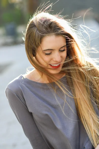 Chica rubia feliz en el fondo urbano —  Fotos de Stock