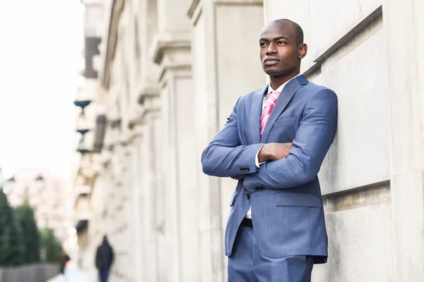 Hombre negro guapo vistiendo traje en fondo urbano —  Fotos de Stock