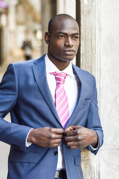Bello nero uomo indossare abito in urbano sfondo — Foto Stock