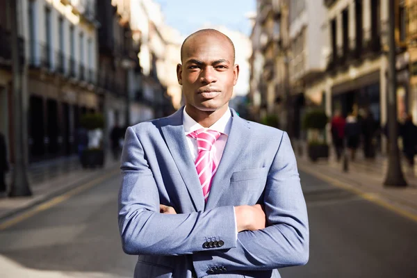 Handsome black man wearing suit in urban background — Stock Photo, Image