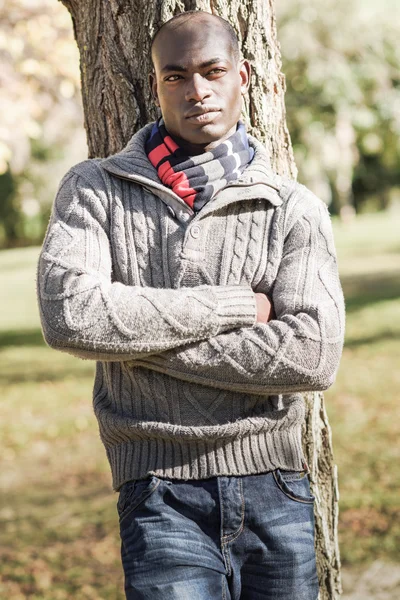 Black man wearing casual clothes in urban background — Stock Photo, Image