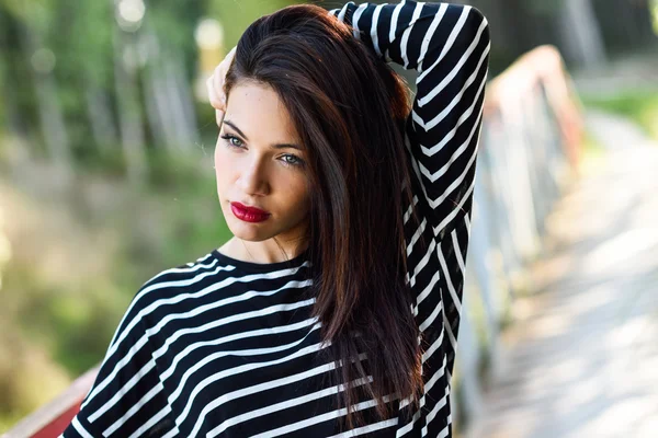 Mujer joven con ojos verdes usando ropa casual — Foto de Stock