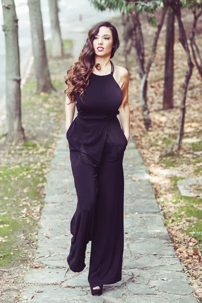 Linda chica vistiendo ropa negra en un parque — Foto de Stock