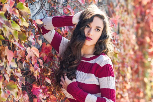 Belleza moda modelo chica con otoño maquillaje — Foto de Stock