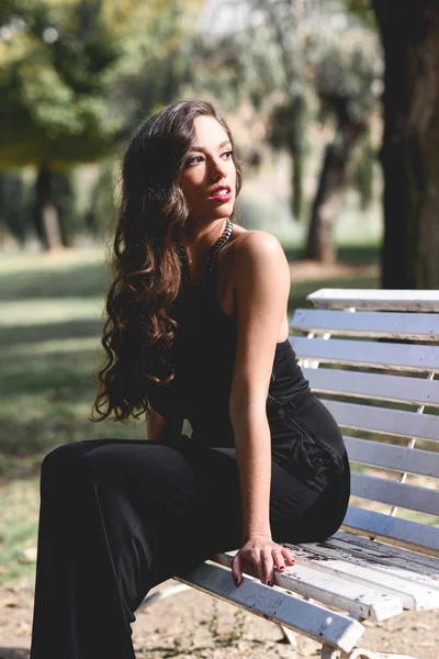 Siyah elbise giyen bir parkta güzel kız — Stok fotoğraf