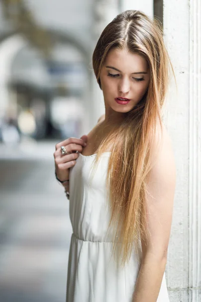 Schöne blonde Mädchen im städtischen Hintergrund — Stockfoto