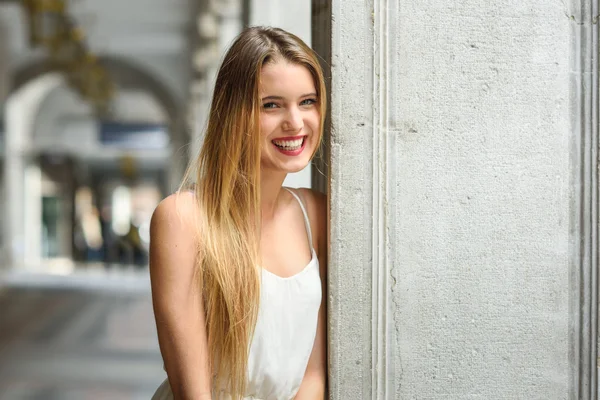 Menina loira bonita em fundo urbano — Fotografia de Stock