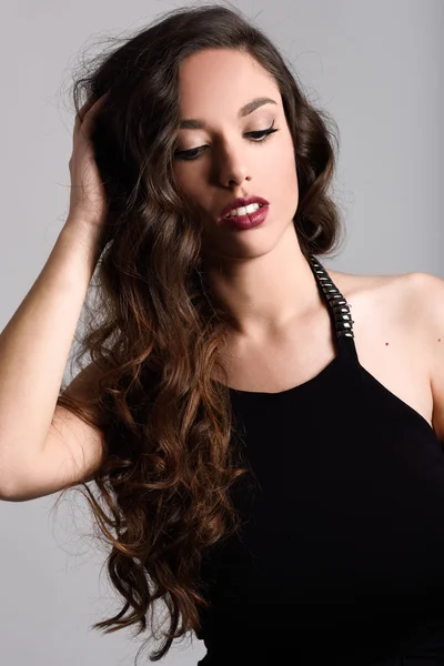 Brunette woman with long hair wearing black t-shirt — Stock Photo, Image